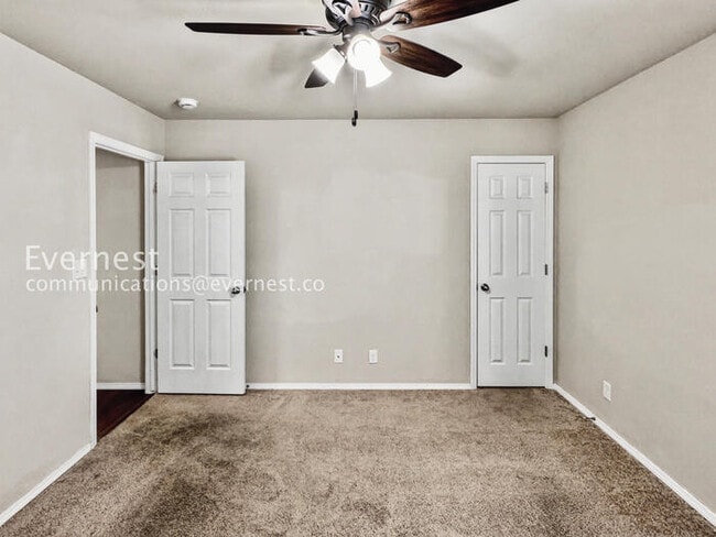 Building Photo - 3 Bed/2 Bath Home with Fenced Yard & Garage / Pet-Friendly / Available Soon!