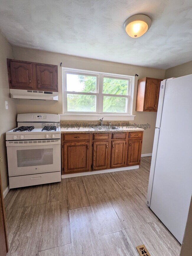 Building Photo - 302 W Miller Ave