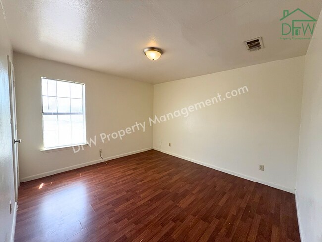 Building Photo - 807 W Walnut St