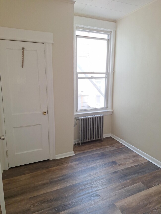 Building Photo - 589 Avenue A