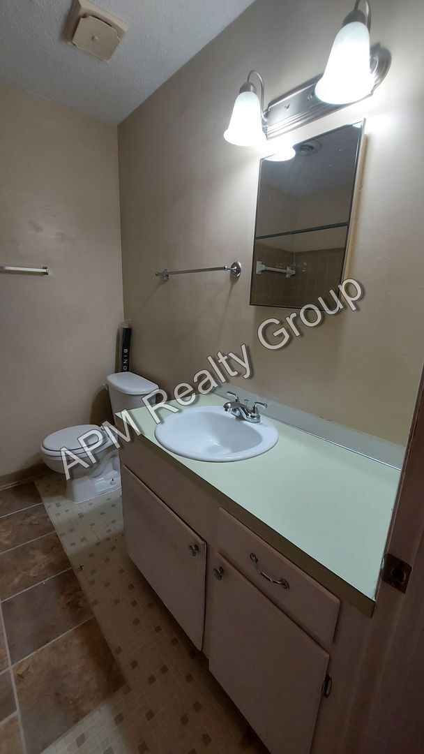 Building Photo - Three bedroom home in Southeast Columbia