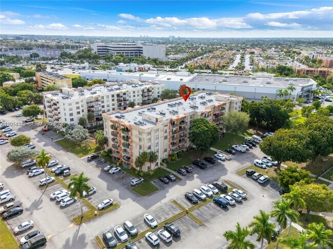 Building Photo - 9320 Fontainebleau Blvd