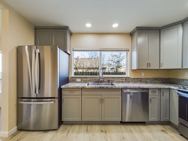 Building Photo - Modern 3BD/ABA duplex home features high-e...