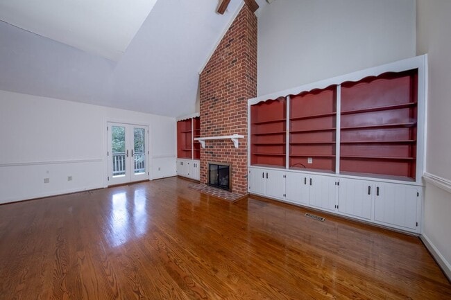 Building Photo - Prime Location!