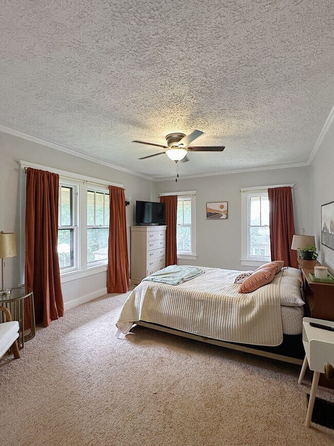 Building Photo - Charming Furnished 3BR/2BA Duplex in Histo...
