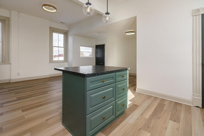 Building Photo - 828 City Park Ave