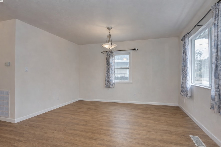 Building Photo - 371 Riverside Ave