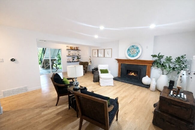 Building Photo - 5Bd/2.25Ba Bellevue House