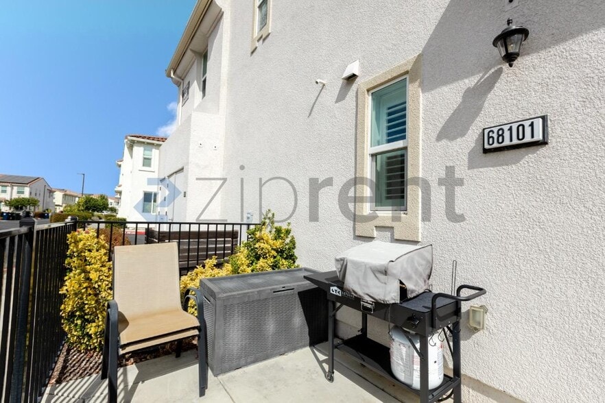 Building Photo - Unit 68101