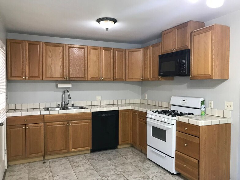 Building Photo - 44136 Fairhaven Dr
