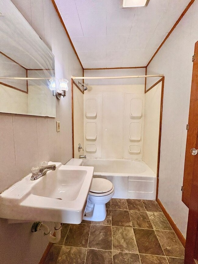 Building Photo - 729 N Elmer St