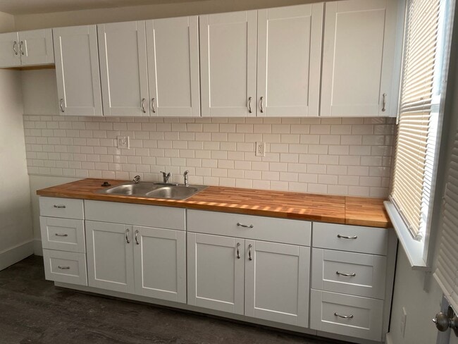 Building Photo - $1,300 - Newly 3 Bedroom 2 Bath