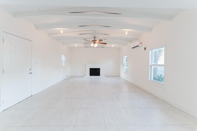 Building Photo - 364 E Palmetto Park Rd