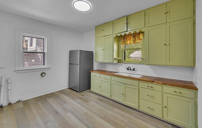 Building Photo - Spacious 3 Bed - 1 Bath House Near Downtown