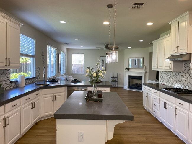 Building Photo - BEAUTIFUL TWO STORY MERCED HOME FOR RENT!