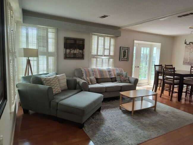 Building Photo - 4 bedroom Home 3 blocks from Gulf of America