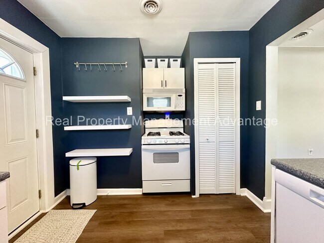 Building Photo - Beautifully Updated 2-Bedroom Home w/ 2-Ca...