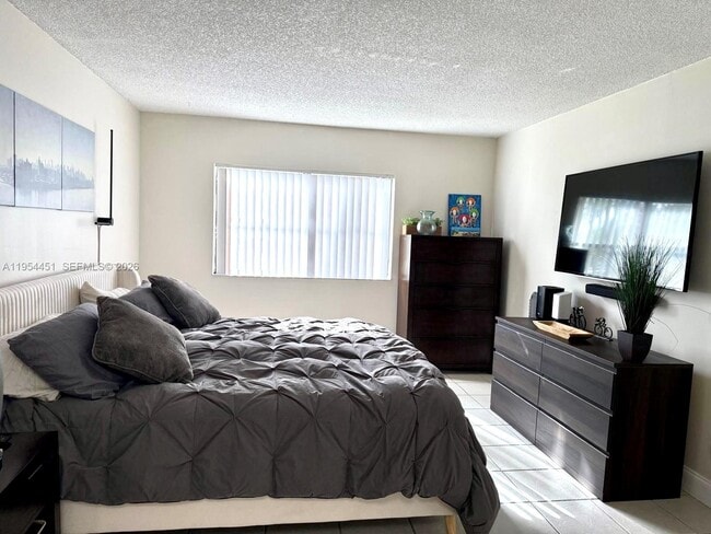 Building Photo - 210 Lakeview Dr