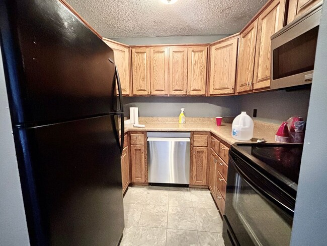 Building Photo - Top-Floor Plaza Condo with Vaulted Ceilings & Dual Balconies