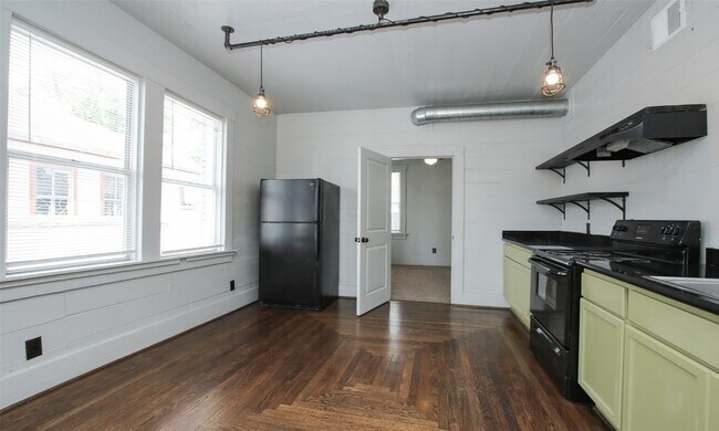 Building Photo - 316 Eastwood St