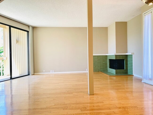Building Photo - LIVE IN LA JOLLA! LOVELY TOWNHOME WITH BEA...