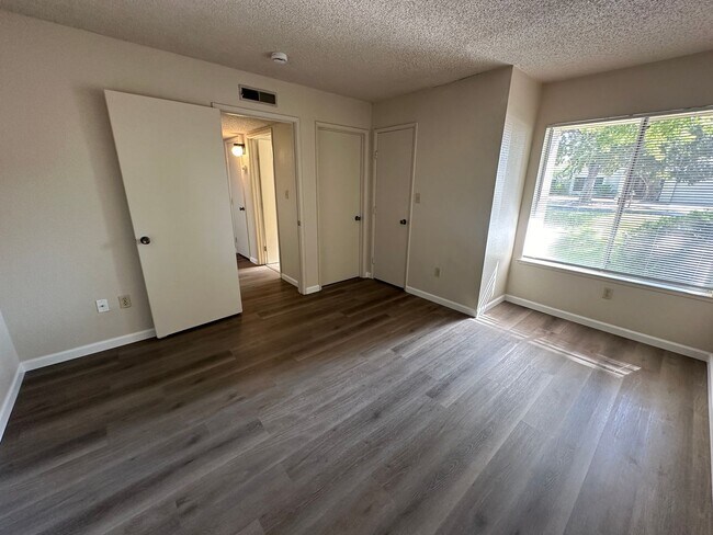 Building Photo - COL370