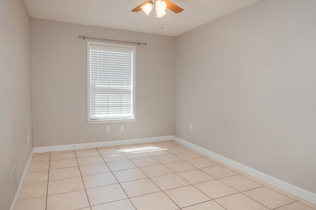 Building Photo - 309 Green Oak Dr