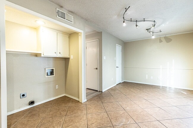 Building Photo - Spacious 2 Bedroom Townhome with Carport!