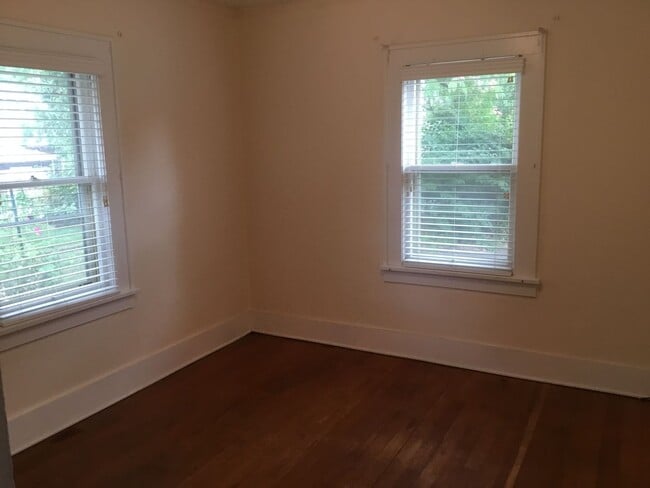 Building Photo - Overlook Charmer