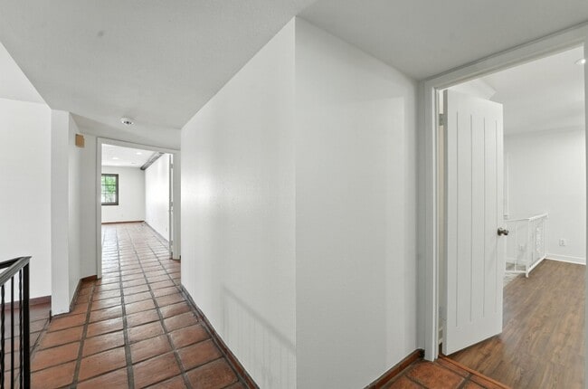 Building Photo - Inviting 3-bedroom, 2-bathroom home in the...