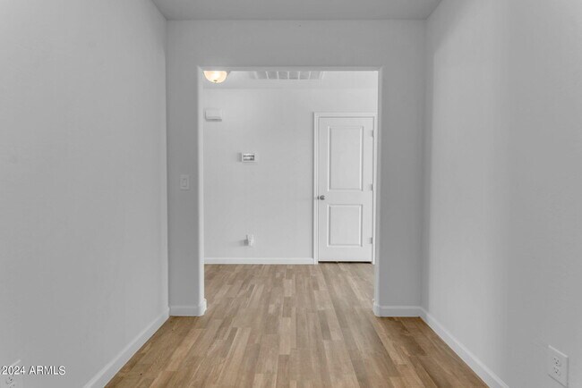 Building Photo - 1213 W Elm Ave