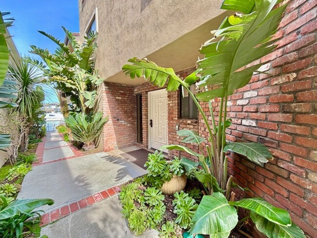 Building Photo - Oxnard | 4 Bed + 3 Bath | WATER FRONT | Fu...