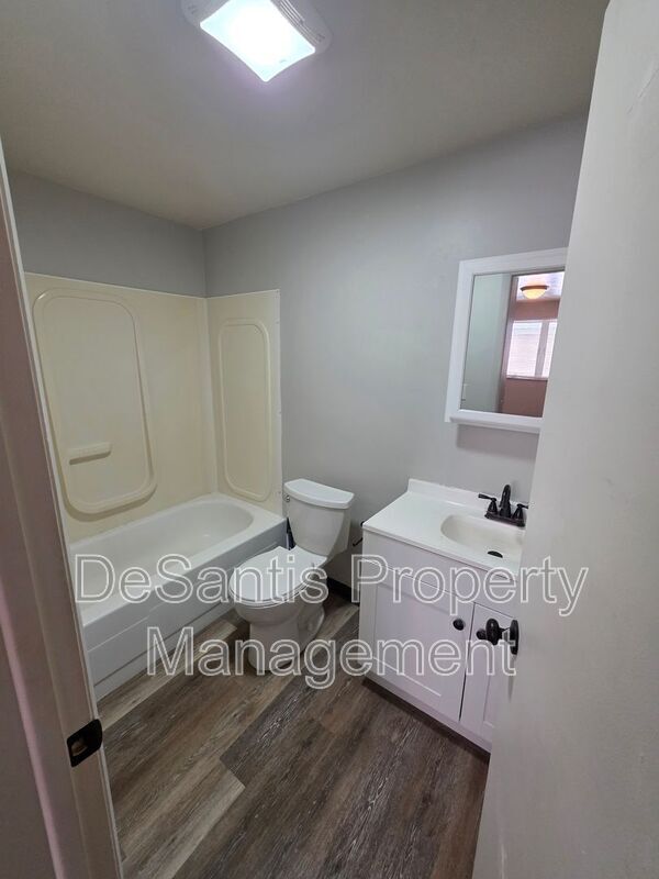 Building Photo - 404 Lunar Ln