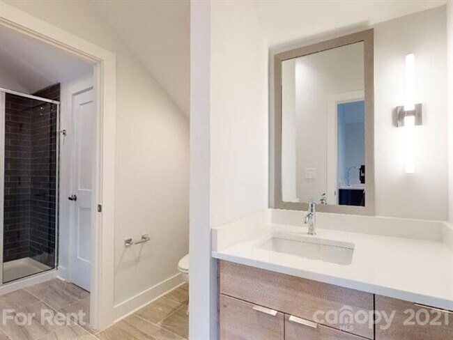 Building Photo - Modern Townhome with Roof Terrace in Dilworth Neighborhood Charlotte NC
