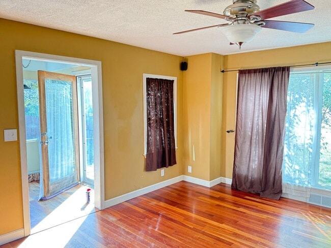 Building Photo - Charming 2 BR 1.5 bath house near ISU