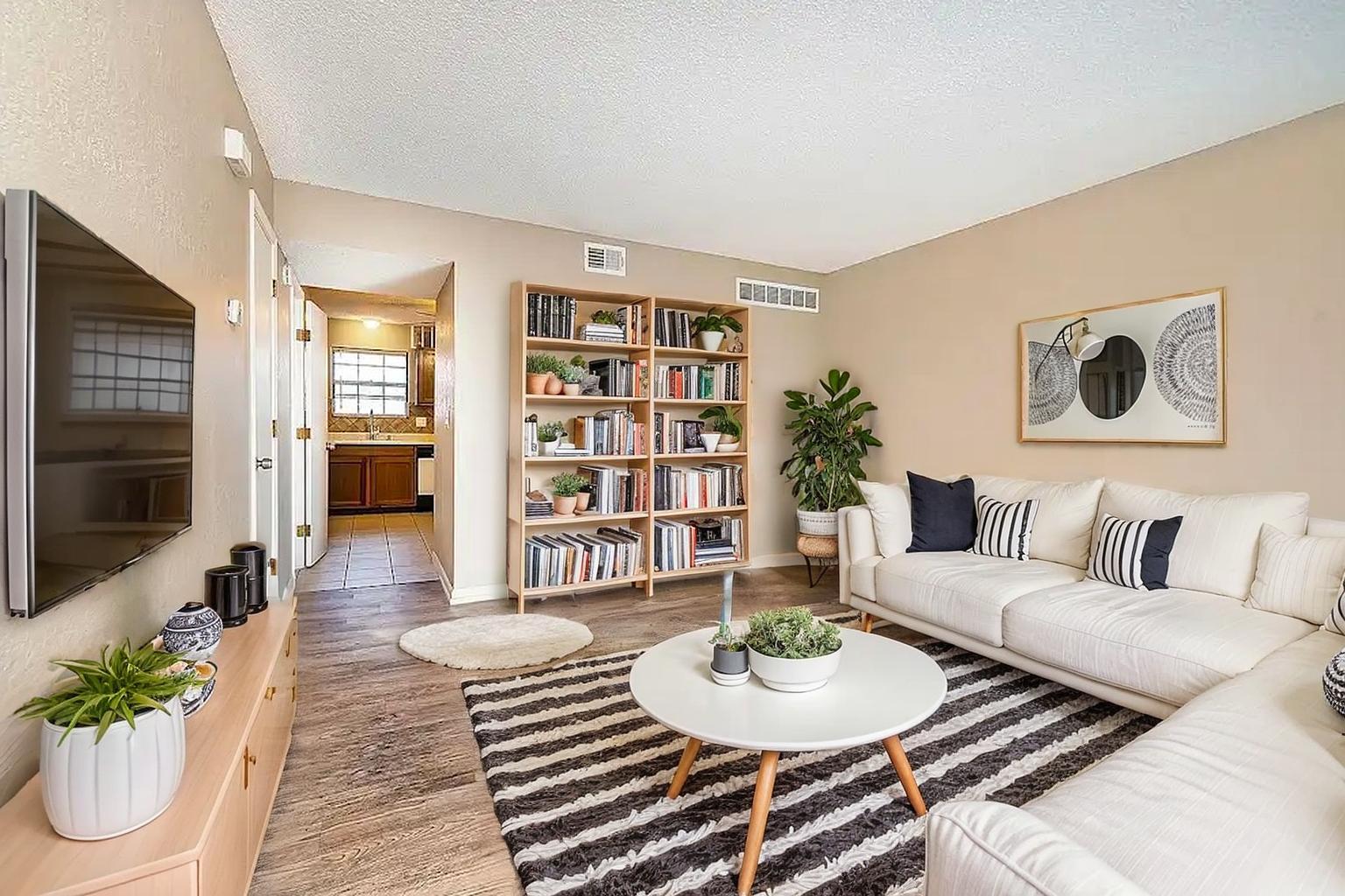 Building Photo - 200 NE Woods Chapel Rd