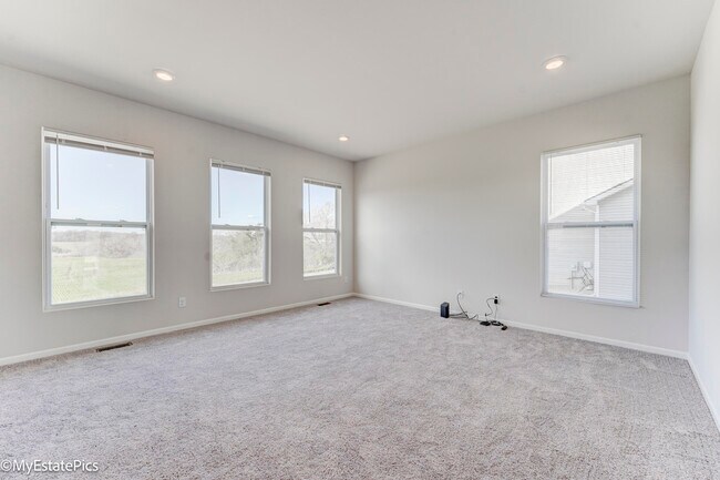 Building Photo - 2780 Riverview Ln