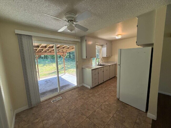 Building Photo - Rambler in Maple Valley Available Now!