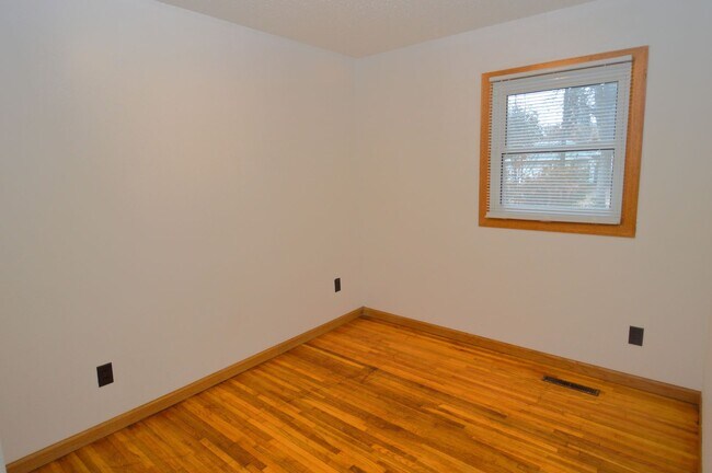 Building Photo - 5 Bedroom House for Rent