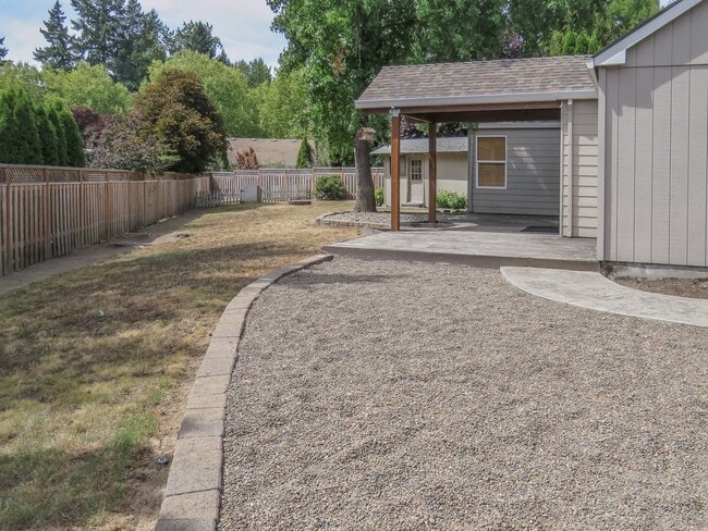 Building Photo - Charming 3 bedroom 2 bathroom home availab...