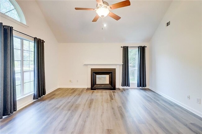 Building Photo - 3347 Camens Way NE