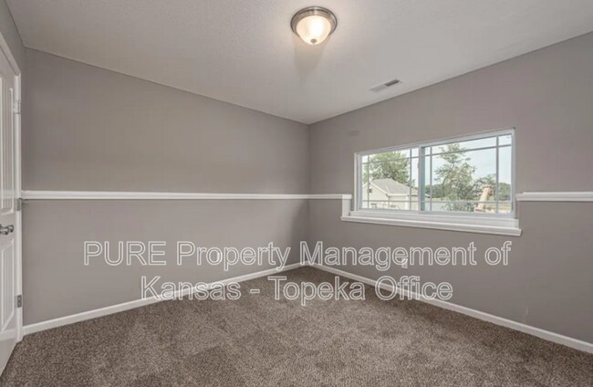 Building Photo - 4766 Lakecrest Dr