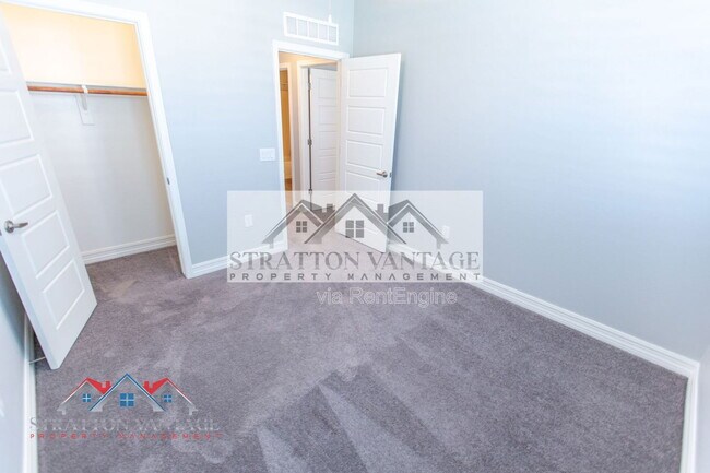 Building Photo - 2821 S Skyline Dr