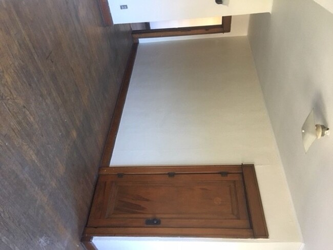 Building Photo - 1 bed/1 bath APT just south of downtown