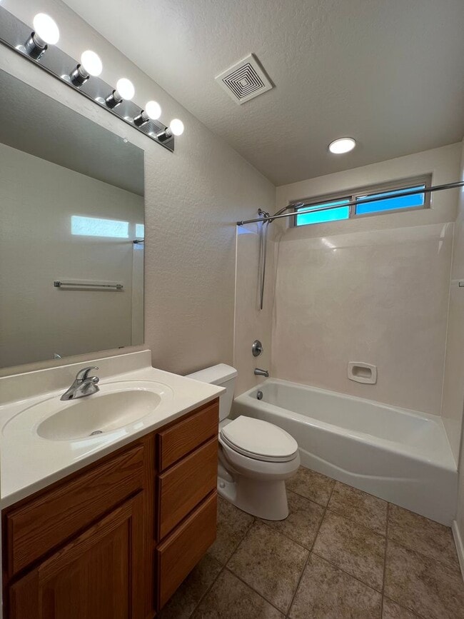 Building Photo - Two Story 4 Bedroom in Stoneridge