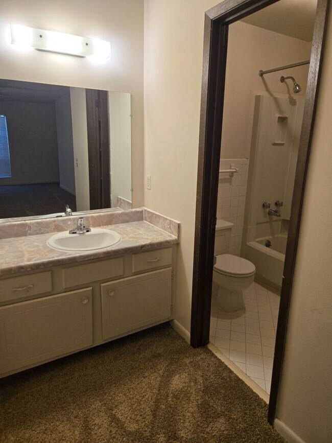 Building Photo - 214 Yelton Ct