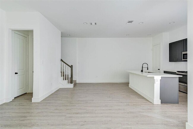 Building Photo - 2527 Judiway St