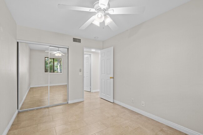 Building Photo - 424 Tava Ln