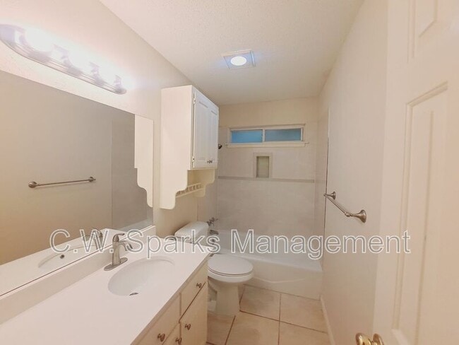 Building Photo - 902 Sunpoint Cir