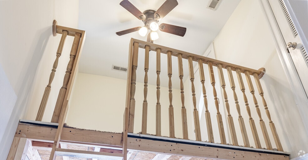 Apt. 208 2A - 209 E Main St
